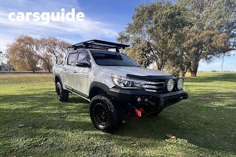 White 2017 Toyota Hilux Dual Cab Utility SR5 (4X4)