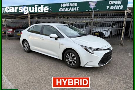 White 2020 Toyota Corolla Sedan Ascent Sport + Navi (hybrid)
