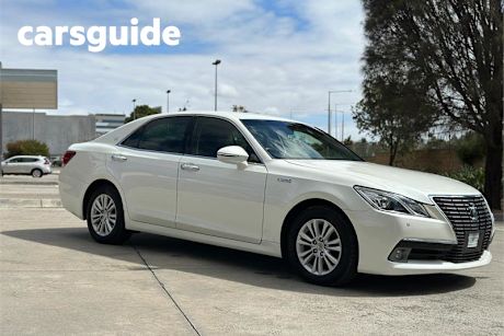 White 2015 Toyota Crown Sedan