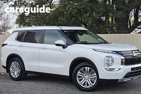 White 2021 Mitsubishi Outlander Wagon ES 7 Seat (2WD)
