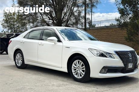 White 2014 Toyota Crown Sedan