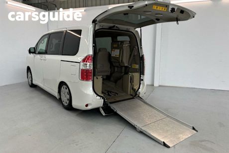 White 2007 Toyota Noah Commercial X L Selection Slope