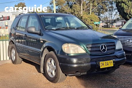Green 2000 Mercedes-Benz ML320 Wagon (4X4)