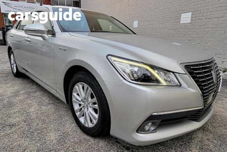 Silver 2015 Toyota Crown Sedan