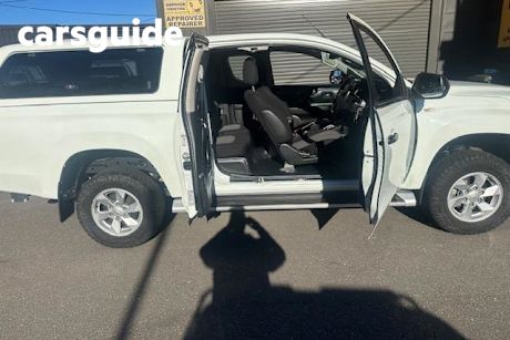 White 2018 Mitsubishi Triton Club Cab Pickup GLX Plus (4X4)