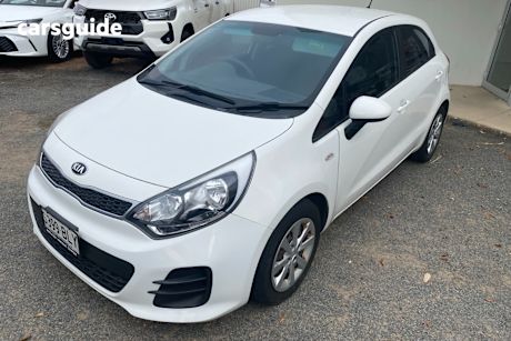 White 2016 Kia RIO Hatchback S