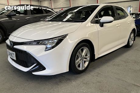White 2022 Toyota Corolla Hatchback Ascent Sport + Navi Hybrid