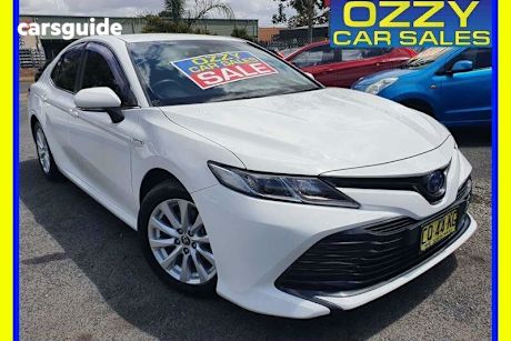 White 2018 Toyota Camry Sedan Ascent (hybrid)
