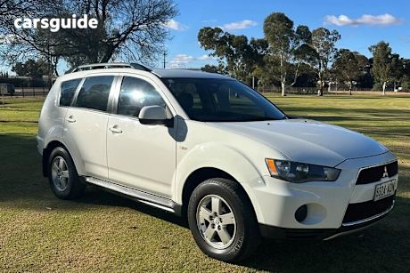 White 2011 Mitsubishi Outlander Wagon LS (fwd)