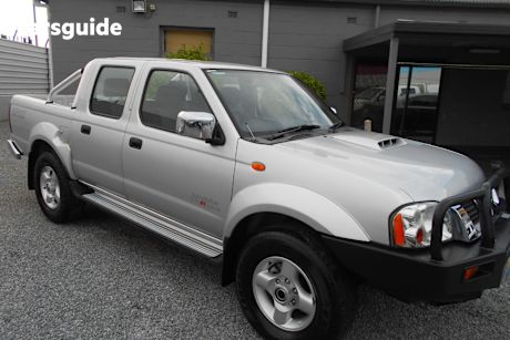 Silver 2014 Nissan Navara Dual Cab Pick-up ST-R (4X4)