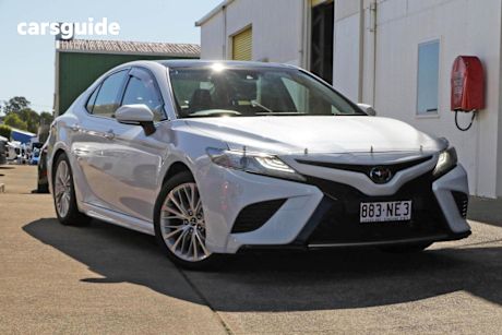 White 2018 Toyota Camry Sedan SL