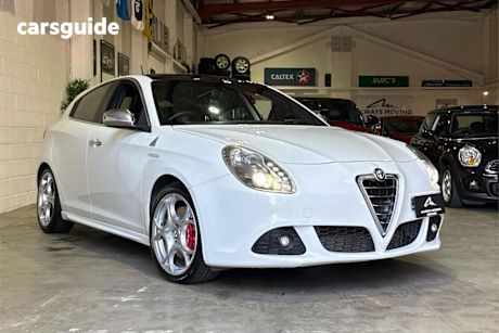 White 2013 Alfa Romeo Giulietta Hatchback Quad Verde