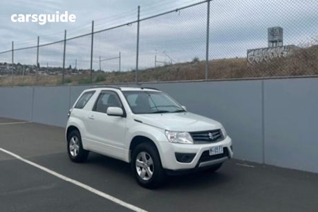 White 2017 Suzuki Grand Vitara Wagon Navigator (4X4)
