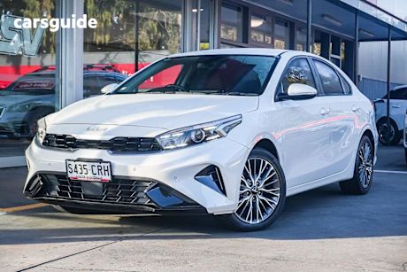 White 2022 Kia Cerato Sedan Sport+