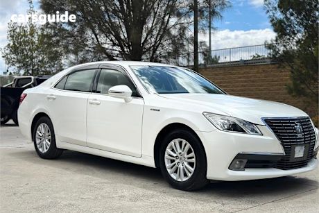 White 2014 Toyota Crown Sedan