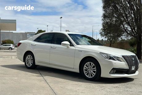 White 2015 Toyota Crown Sedan