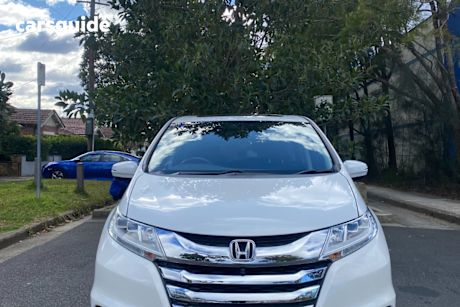 White 2015 Honda Odyssey Wagon VTI-L