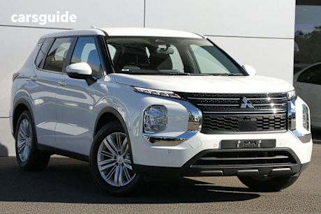 White 2023 Mitsubishi Outlander Wagon ES F