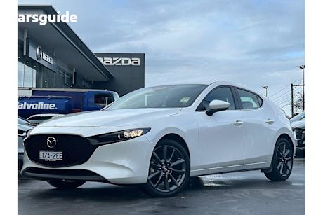 White 2024 Mazda Mazda3 Hatch G20 EVOLVE F