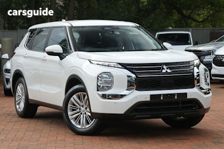 White 2023 Mitsubishi Outlander Wagon ES F