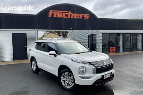 White 2023 Mitsubishi Outlander Wagon ES 7 Seat (2WD)