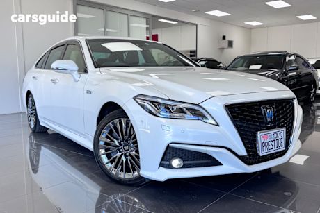 White 2018 Toyota Crown Sedan