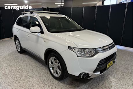 White 2014 Mitsubishi Outlander Wagon ES (4X4)