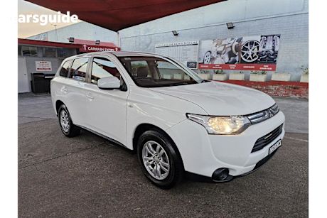 White 2013 Mitsubishi Outlander Wagon ES (4X2)