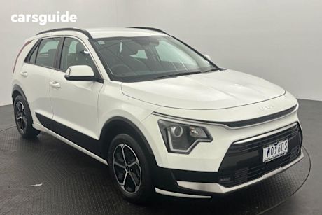 White 2022 Kia Niro Wagon HEV S (hybrid)