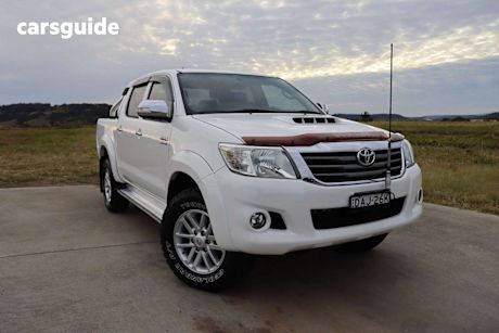 White 2015 Toyota Hilux Dual Cab Pick-up SR5 (4X4)