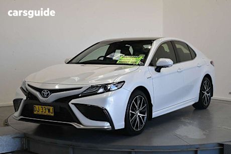 White 2023 Toyota Camry Sedan SL Hybrid