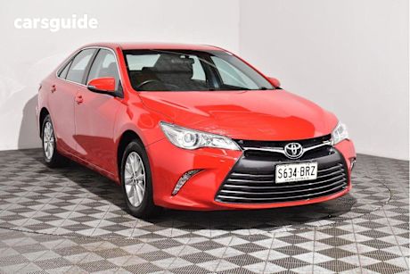 Red 2017 Toyota Camry Sedan ALTISE F