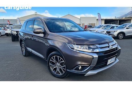 Grey 2016 Mitsubishi Outlander SUV LS F