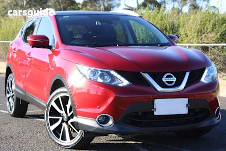 Red 2016 Nissan Qashqai SUV TI F