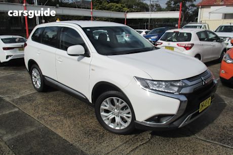 White 2021 Mitsubishi Outlander Wagon ES 7 Seat (awd)