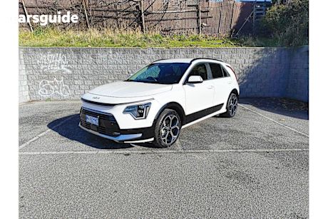 White 2024 Kia Niro Wagon HEV GT-Line Body C Pill (hyb)