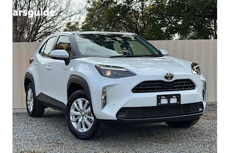 White 2024 Toyota Yaris Cross Wagon GX Hybrid (awd)