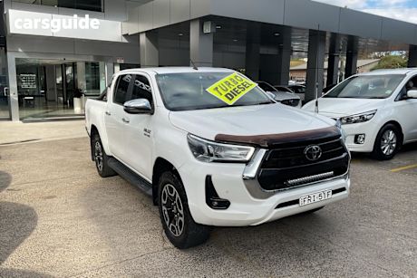 White 2020 Toyota Hilux Double Cab Pick Up SR5 (4X4)
