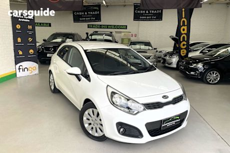 White 2011 Kia RIO Hatchback SI