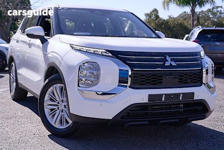 White 2024 Mitsubishi Outlander SUV ES F