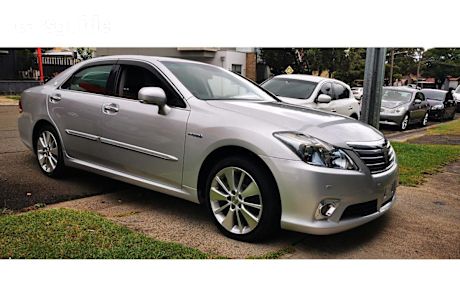 Silver 2010 Toyota Crown Sedan