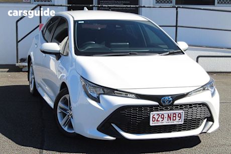 White 2018 Toyota Corolla Hatch ASCENT SPORT HYBRID F