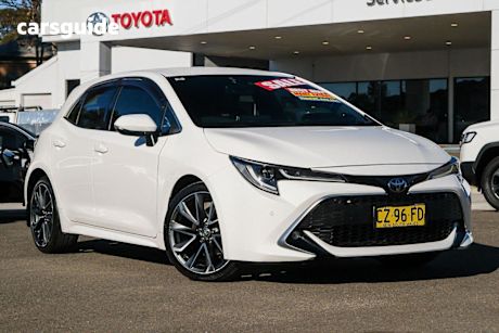 White 2020 Toyota Corolla Hatchback ZR