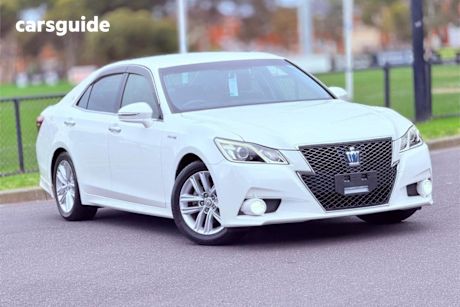 White 2014 Toyota Crown Sedan