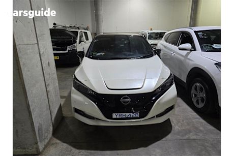 White 2022 Nissan Leaf Hatch F