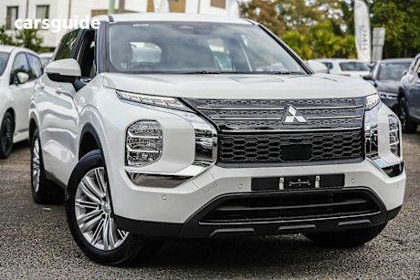 White 2024 Mitsubishi Outlander SUV ES F
