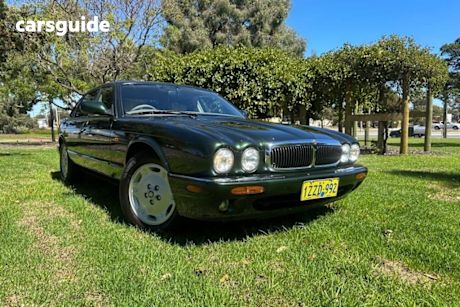 Green 1998 Jaguar XJ8 Saloon 3.2