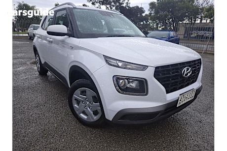 White 2019 Hyundai Venue Wagon Go