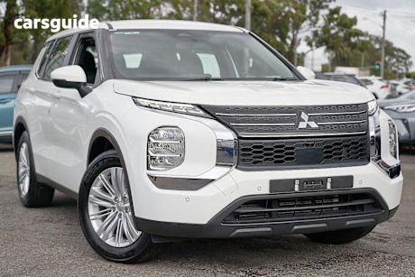 White 2024 Mitsubishi Outlander SUV ES F
