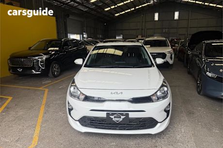 White 2022 Kia RIO Hatchback SX